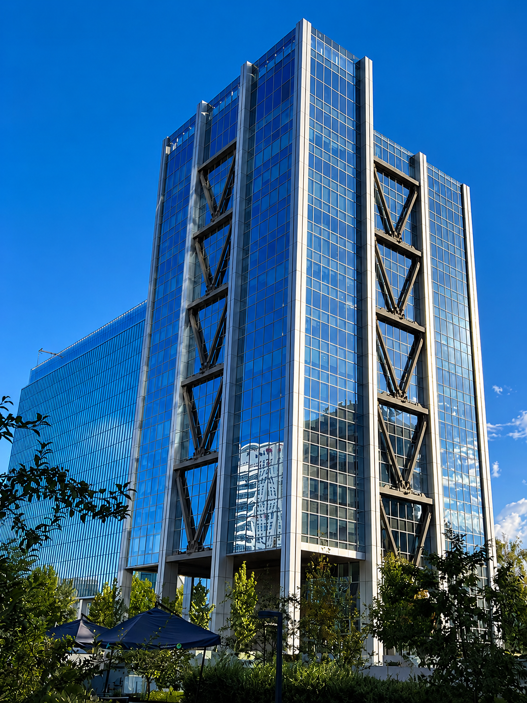 Edificio y entorno de la sucursal Virtual Business Las Condes