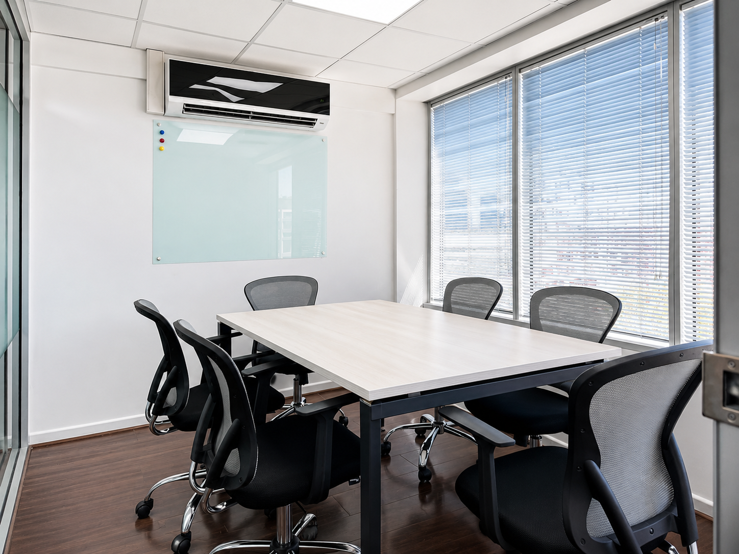 Sala de reunión de la sucursal Virtual Business Las Condes