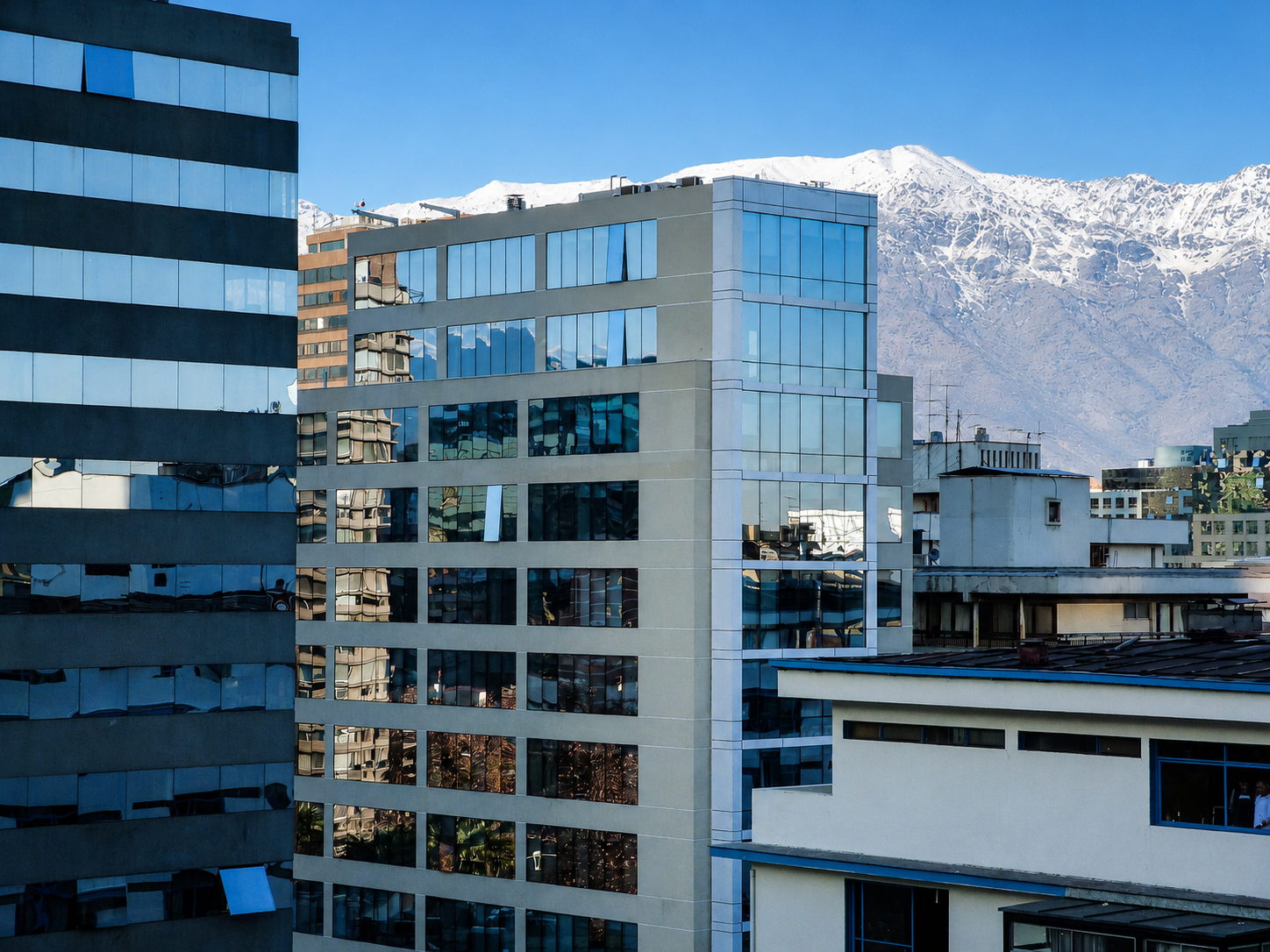 Edificio y entorno de la sucursal Virtual Business Providencia